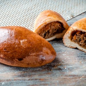 Пирожок печёный с мясом и капустой