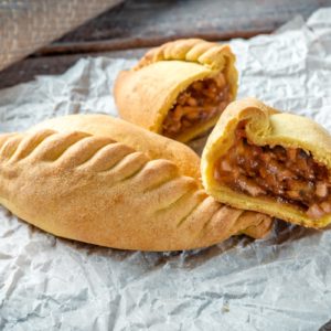Пирожок печёный с мясом и рисом